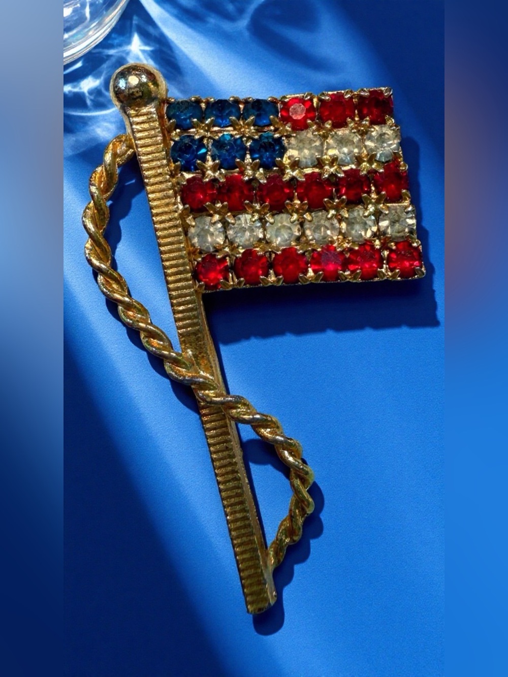 🇺🇸Vintage Red Clear Blue Rhinestone Gold Tone American Flag And Pole Brooch🇺🇸